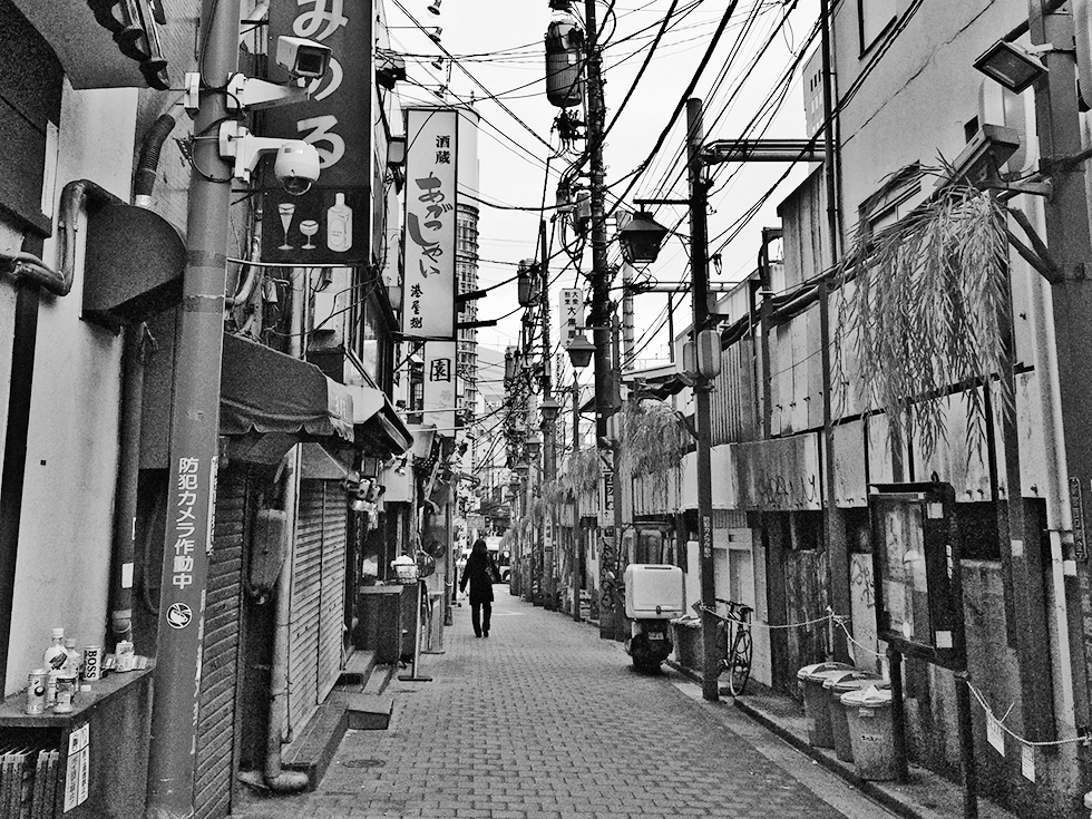 現在の新宿西口「思い出横丁」線路際